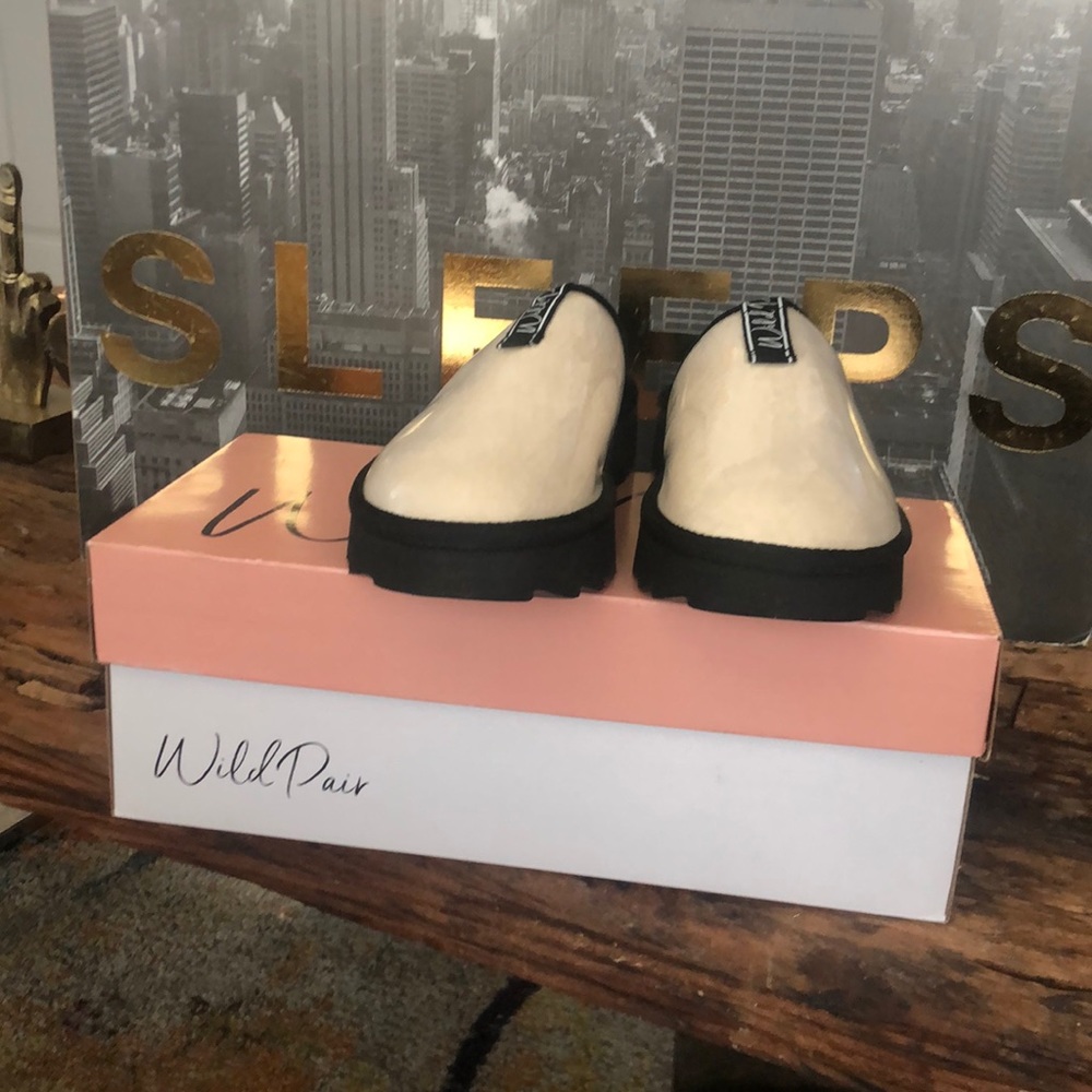 Clear and faxfur toe in slides